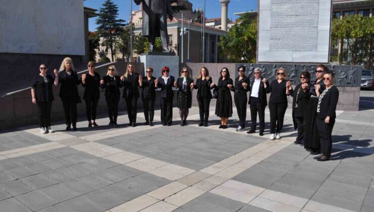 Eskişehirli bayan muhtarlar bir ortaya gelerek “Kadına ve çocuğa şiddete hayır” dedi