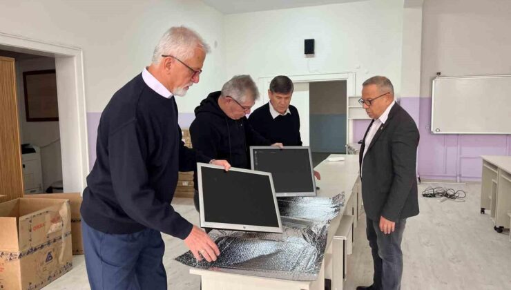 130 mezun 50 yıl önce mezun oldukları liseye bilgisayar laboratuvarı kazandırdılar