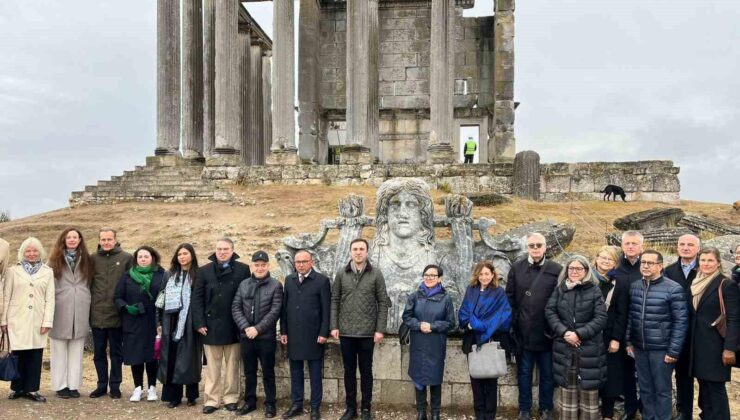 AB büyükelçileri, Çavdarhisar Aizanoi Antik Kenti’ni gezdi