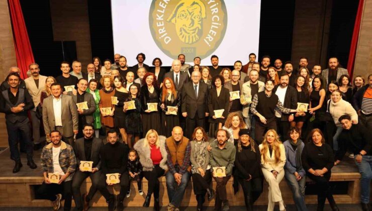 Bozüyük Belediye Tiyatrosu ödülü, Başkan Bakkalcıoğlu’na takdim etti