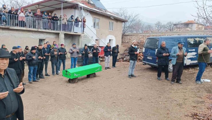 Denizli’de boş arazide bulunan yaşlı kadının kemikleri toprağa verildi