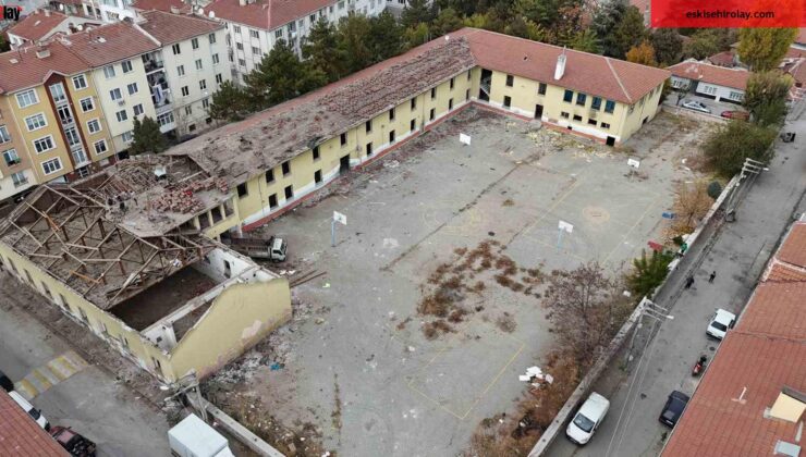 İHA’nın haberinden sonra uyuşturucu yuvasına dönen okulun yıkımına başlandı