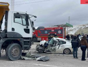 Kamyonla otomobil kafa kafaya çarpıştı: 1 kişi öldü