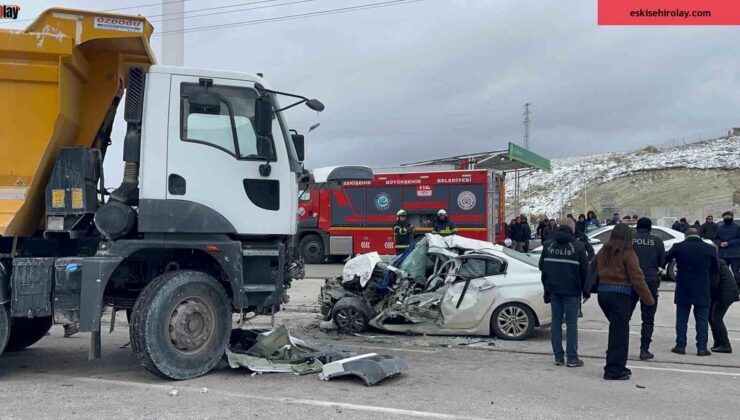 Kamyonla otomobil kafa kafaya çarpıştı: 1 kişi öldü