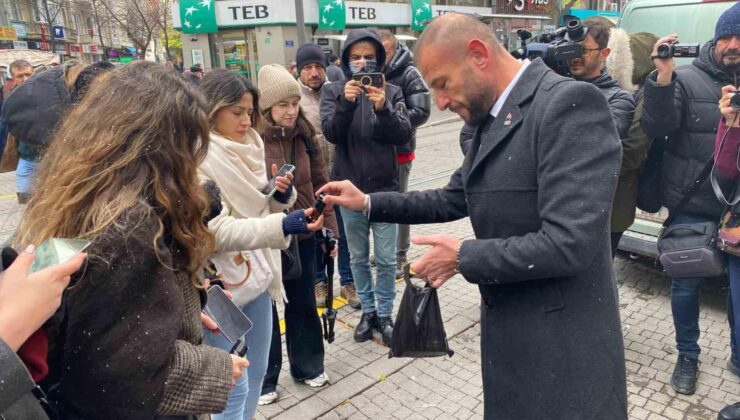 Zafer Partisi Eskişehir İl Başkanlığı’ndan kadınlara yasaklı biber gazı ikramı