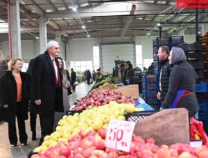 Başkan Bakkalcıoğlu pazar esnafını ziyaret etti