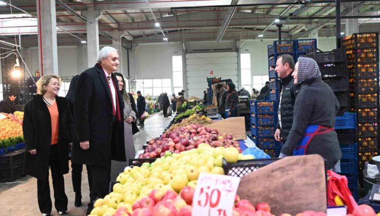 Başkan Bakkalcıoğlu pazar esnafını ziyaret etti