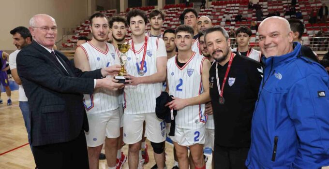 Başkan Kurt’a Basketbol Ligi şampiyonluk maçında büyük ilgi