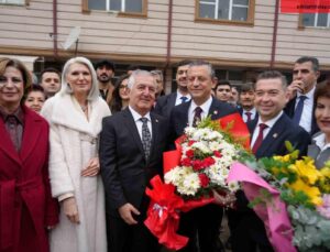 CHP Genel Başkanı Özgür Özel, Bilecik Mülakatı’nın yapıldığı tarihi binayı gezdi