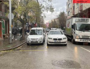 İkinci sıraya park edilen araçlar trafiğin sıkışmasına neden oluyor