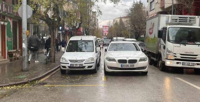 İkinci sıraya park edilen araçlar trafiğin sıkışmasına neden oluyor