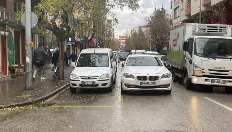 İkinci sıraya park edilen araçlar trafiğin sıkışmasına neden oluyor