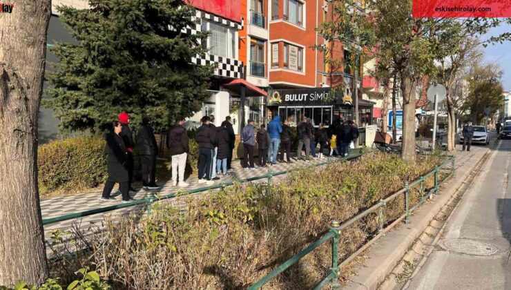 Kahvaltıya sıcak simit almak isteyen vatandaşlar kuyruk oluşturdu