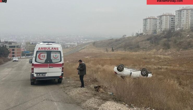 Kayganlaşan yolda kontrolden çıkan otomobil şarampole yuvarlandı