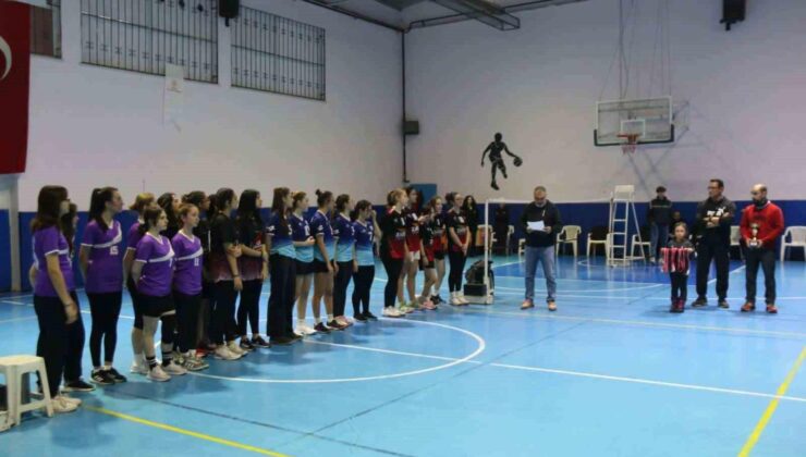 Kütahya’da ’Kız Öğrenciler Arası Badminton Turnuvası’nda şampiyonlar ödüllerini aldı