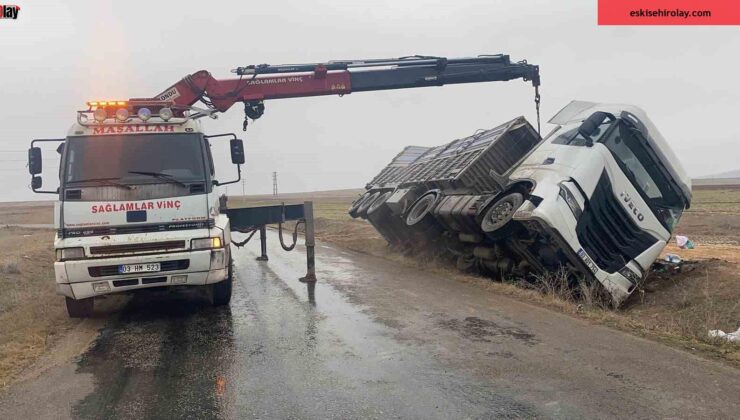 Mısır yüklü tırın devrildiği kazada büyük çapta madde hasar meydana geldi