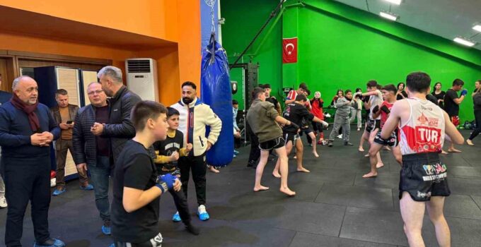 Muaythai alanında 100 sporcu ortak antrenman yaptı