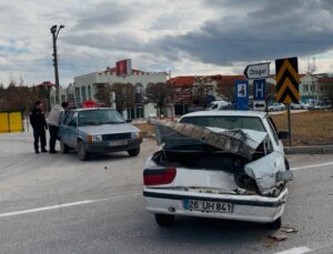 Otomobillerin hurdaya döndüğü kazada şans eseri 1 kişi yaralandı