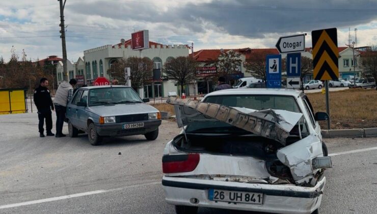 Otomobillerin hurdaya döndüğü kazada şans eseri 1 kişi yaralandı