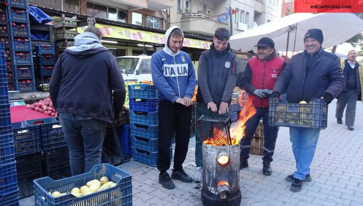 Tavşanlı pazarcıları soğuğa meydan okuyor