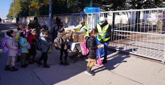 Tepebaşı’ndan ilkokul öğrencilerine beslenme desteği devam ediyor