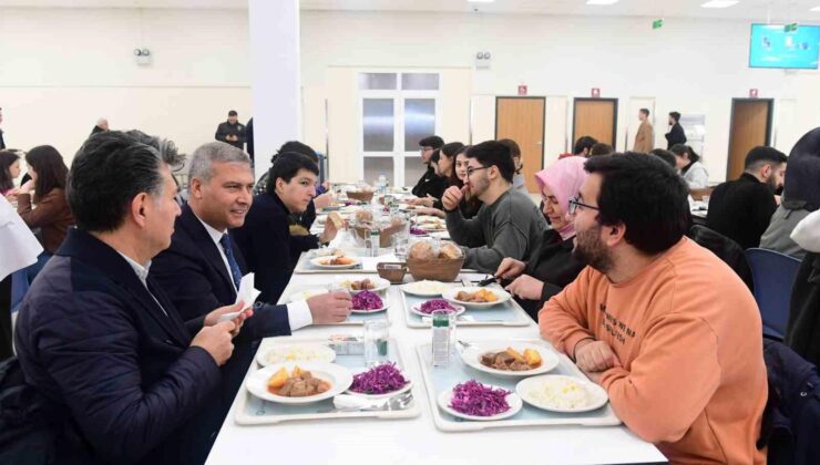 Yıllar önce öğrenci olarak geldiği yemekhaneye şimdi rektör olarak geldi