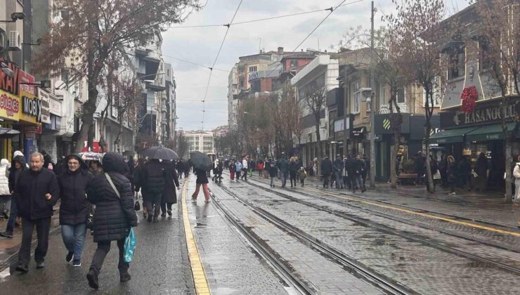 Eskişehir’de yağış vatandaşlara zor anlar yaşattı